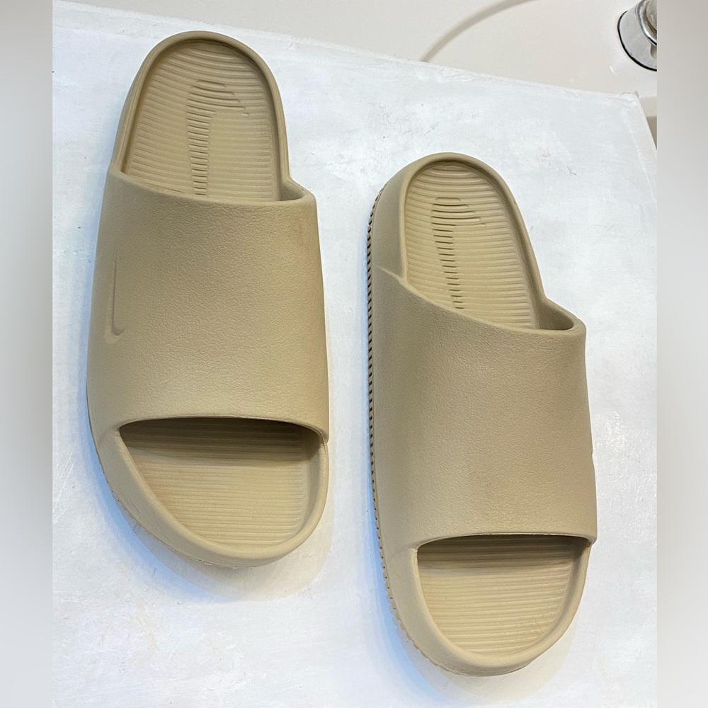 Nike Calm Slides Men Size 8, Women Size 9, Excellent condition no Scratches